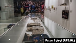 Fletore dhe libra të fëmijëve të vrarë gjatë luftës.