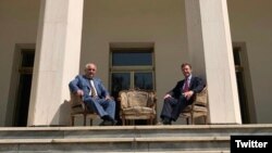 Լևան Ճաղարյանն ու Սայմոն Շերկլիֆը լուսանկարվում են Ռուսաստանի դեսպանության մուտքի աստիճանների վրա, այն նույն վայրում, որտեղ 78 տարի առաջ Թեհրանի կոնֆերանսին նկարվել էին Ստալինը, Չերչիլը և Ռուզվելտը։