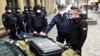 Ministri i Punëve të Brendshme (MUP) i Serbisë, Aleksandar Vullin, vizitoi oficerët e policisë të angazhuar në Zonën e Sigurisë Tokësore, më 12 dhjetor 2020.