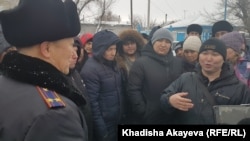 Шетелден көлік алғандардың стадион алдындағы жиыны. Семей, 18 қаңтар 2020 жыл.