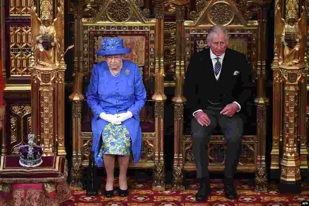 Regina Elisabeta și Prințul moștenitor Charles, la deschiderea unei noi sesiuni a Parlamentului britanic - în fiecare an, Regina ține un discurs, scris de guvern, despre programul cabinetului său. Londra, 21 iunie 2017. 
