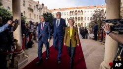 Președintele Ciprului, Nikos Christodoulides (în stânga), premierul libanez, Najib Mikati, (centru) și președinta Comisiei Europene, Ursula von de Leyen, înaintea discuțiilor despre dezvoltare și migrație de la Beirut.