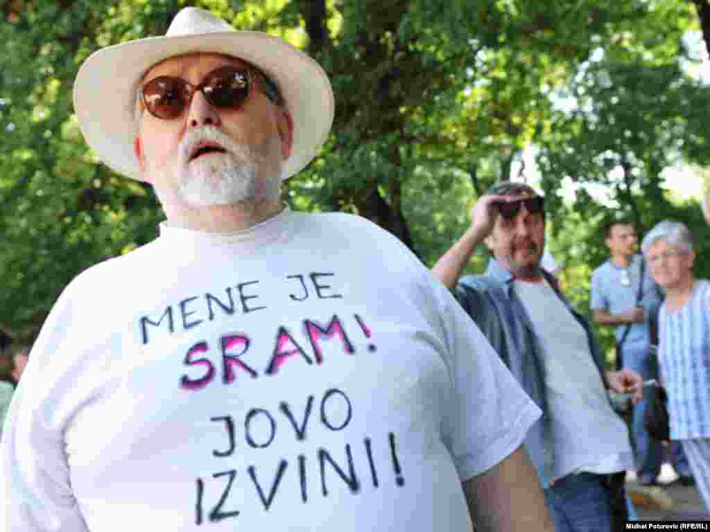 Sarajevski intelektualci i umjetnici u srijedu su organizovali potpisivanje pisma u kojem se od Austrije traži da penzionisanom generalu Armije BiH Jovanu Divjaku odmah omogući povratak u BiH, jer pritiv njega ne postoji bilo kakav proces, ni međunarodna potjernica. Inicijator potpisivanja je režiser Haris Pašović, 13.07.2011. Foto: RSE / Midhat Poturović