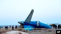 A szerencsétlenül járt azeri, Embraer 190 típusú repülőgép roncsai a kazahsztáni Aktau repülőtér közelében 2024. december 26-án