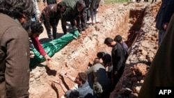 خاکسپاری شماری از کشته‌شدگان واقعه خان‌شیخون