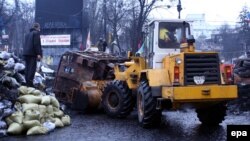 Грейдери розчищають вулицю на Грушевського, 16 лютого 2014