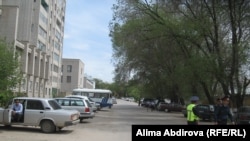 Полиция жарылуу болгон жерди курчап турат. Актөбө, 17-май.