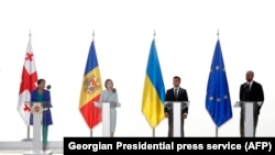 Az EU-ba vágyó A3-ak: Szalome Zurabisvili georgiai, Maia Sandu moldovai és Volodimir Zelenszkij ukrán elnök, Charles Michelnek, az Európai Tanács elnökének társaságában a georgiai Batumi üdülővárosban 2020. július 20-án.