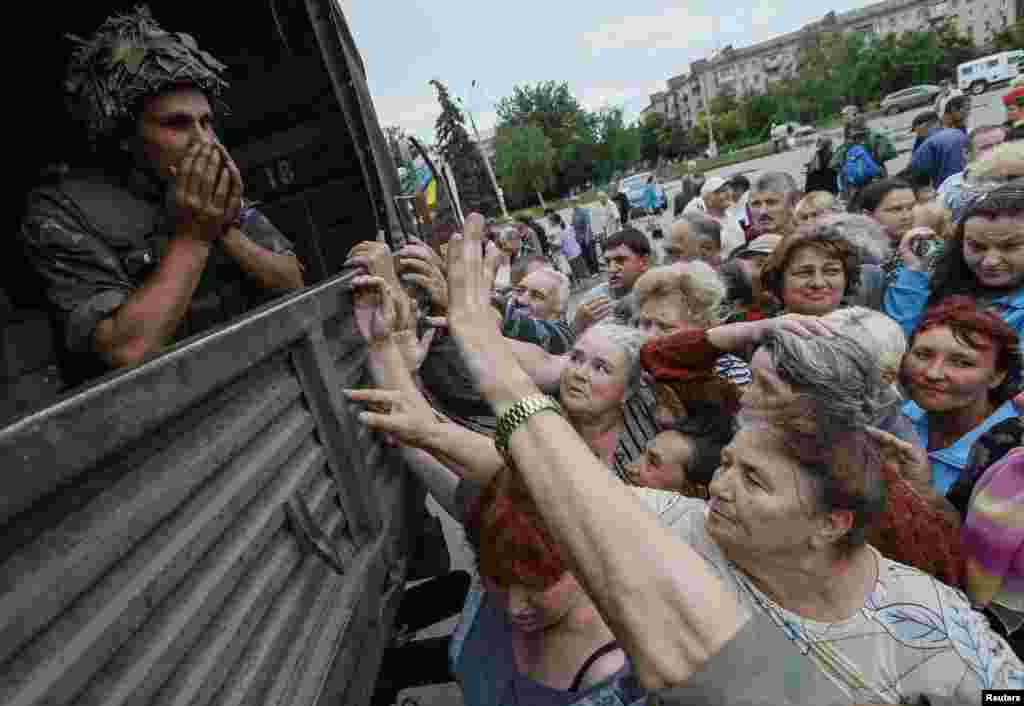 В Слов'янську величезні черги за гуманітарною допомогою, 6 липня 2014 року