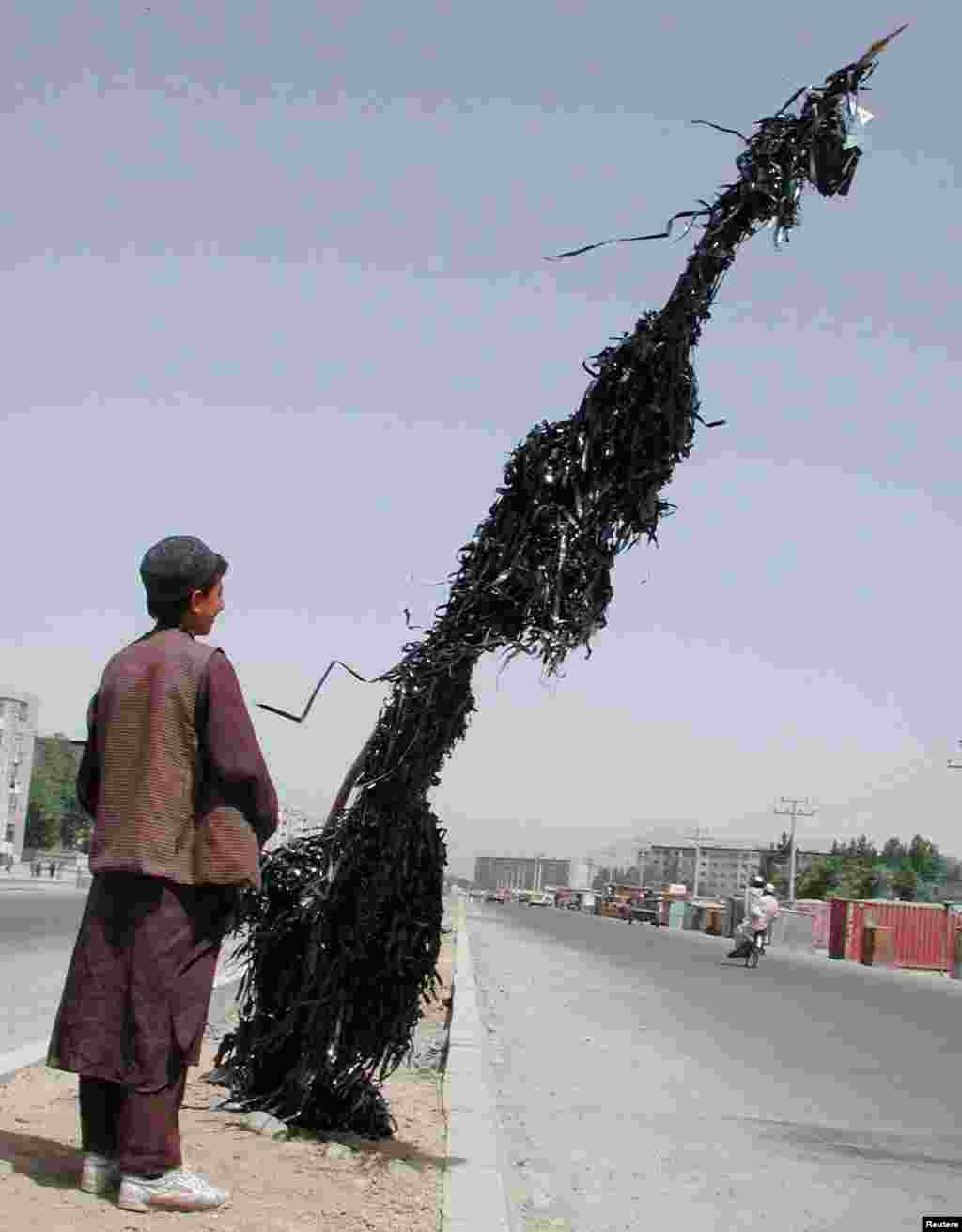 Muzica și filmele au fost interzise de talibani. Acest stâlp din Kabul este acoperit cu pelicule extrase din casetele distruse.