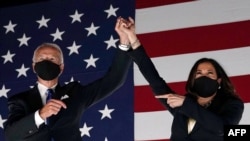Joe Biden és Kamala Harris üdvözlik a nézőiket Wilmingtonban, 2020. augusztus 20-án,.