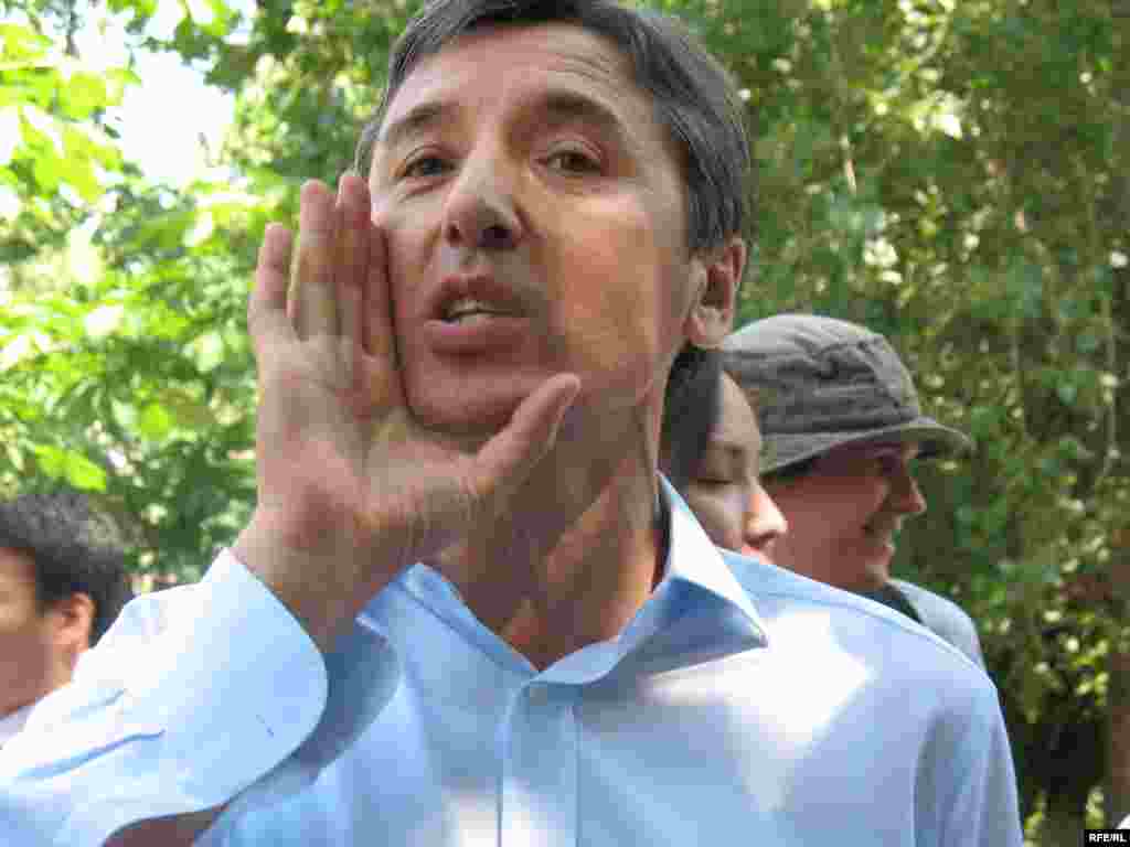 Болат Әбілев, "Азат" партиясының төрағасы, сөз бостандығын қорғауға арналған наразылық шарасында сөйлеп тұр. Алматы, 24 маусым 2009 жыл.