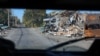Український військовий в Авдіївці біля пошкодженого будинку із муралом &laquo;Слобожанка&raquo; та розбитої стели &laquo;Я люблю Авдіївку&raquo; у листопаді 2023 року.<br />
<br />
Тоді кореспондент Радіо Свобода побував там востаннє перед окупацією міста.<br />
Авдіївку російська армія захопила у лютому 2024 року, фінальна стадія битви за неї тривала понад п&rsquo;ять місяців &ndash; від жовтня 2023 року