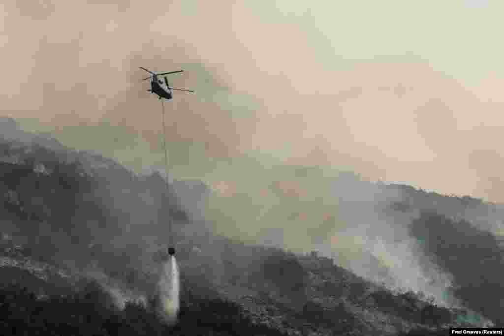 Helikopterek is részt vesznek a tűzoltásban a Sequoia Nemzeti Parkban