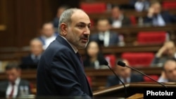 Премьер-министр Никол Пашинян в парламенте, Ереван, 14 апреля 2021 г. 