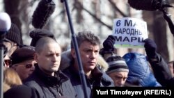 Сергей Удальцов пен Борис Немцов Мәскеудегі митингіде сөз сөйлеп тұр. Мәскеу, 24 наурыз 2012 жыл.