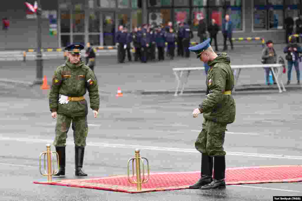 Во Владивостоке тем временем военнослужащие раскатывали красный ковер 