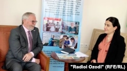 Сарвинози Руҳуллоҳ, хабарнигори Радиои Озодӣ бо Кит Симмонс, раҳбари Оҷонсии USAID дар Тоҷикистон мусоҳиба кард.