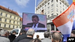 Građani na trgu u Zagrebu slušaju presudu hrvatskim generalima, 15. travanj 2011.