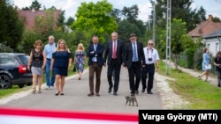 Felújított utcát ad át Jákón a polgármester, a megyei közgyűlés elnöke, a kormánybiztos és a térség országgyűlési képviselője 2020-ban. Az ellenzék továbbra sincs jelen a kisebb településeken
