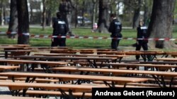 Poliția patrulează un parc pustiu la München