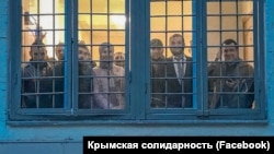 Кримські татари, затримані під Верховним судом Росії, у відділку поліції разом із кримськими адвокатами. Москва, 12 липня 2019 року