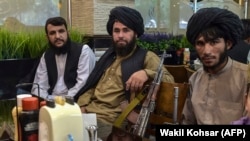 Disa talibanë në një restorant në Kabul.