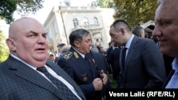 Dragan 'Palma' Marković képviselő (balra), Ljubisa Diković szerb vezérkari főnök és Aleksandar Vulin védelmi miniszter a belgrádi amerikai nagykövetségen rendezett Függetlenség napi ünnepségen