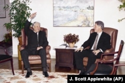 Yeltsin dhe Clinton gjatë takimit të parë dypalësh në Vankuver më 3 prill 1993.