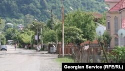 Бордели расположены в домах, замаскированных под гостиницы, в которых принимают клиентов девушки из разных стран, чаще всего из Узбекистана и других среднеазиатских государств