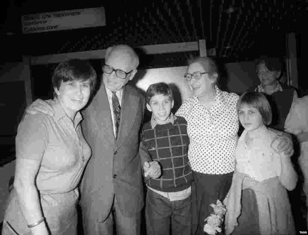 Familia Saharov reunită la aeroport cu fiica Tatiana Jankelevich. 