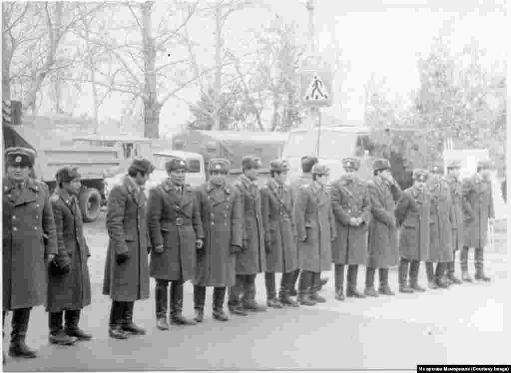 1988 елның 14 февралендә Бекобадта кырымтатарлар митингын күзәтүче милиция хезмәткәрләре.