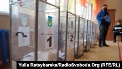 Станом на 12 годину на голосуванні в обох округах надзвичайних подій не фіксували