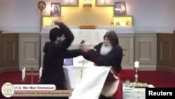 Episcopul Mar Mari Emmanuel (în dreapta, în captura video distribuită de Reuters) aparține cultului creștin asirian răsăritean, care folosește o limbă descendentă din aramaică.