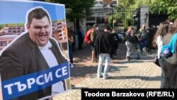 Малко след 8 часа в сряда сутрин на протеста имаше около 50 души, които искаха да пият кафе с депутата от ДПС Делян Пеевски, но не бяха допуснати в хотел "Берлин". 