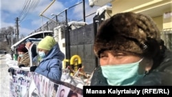Алматыдағы Қытай консулдығы алдында тұрған адамдар. 26 ақпан, 2021 жыл.