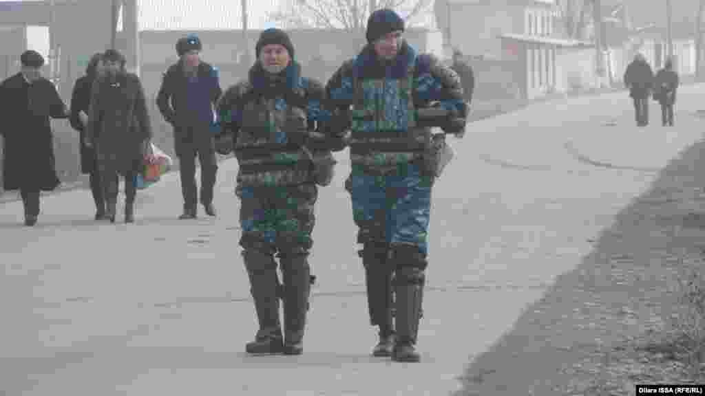 Ауыл көшесіндегі қоғамдық тәртіпті бақылап жүрген қарулы полицейлер. Бурыл ауылы тұрғындарының саны 8 мыңнан асады.