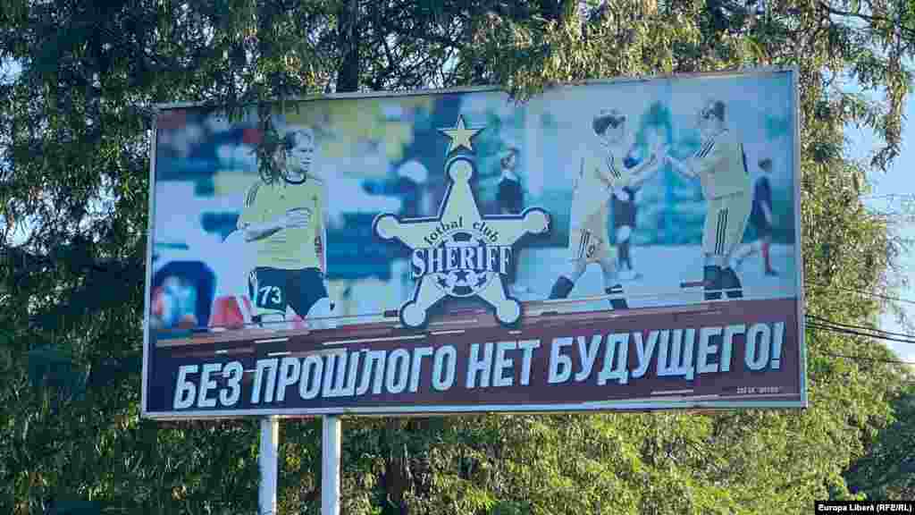 Banner cu fotbaliști de la echipa locală Sheriff, din rus. "Fără trecut nu există viitor!"