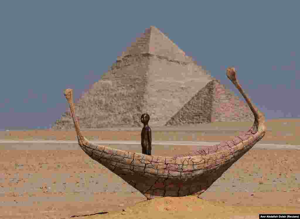 Instalacioni "Anija e kohës" (Vessel of time) e parë nga afër. 
