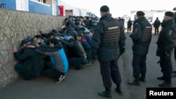 Полиция Бирюлевода бер төркем мигрантны тоткарлаган. 14 октябрь 2013