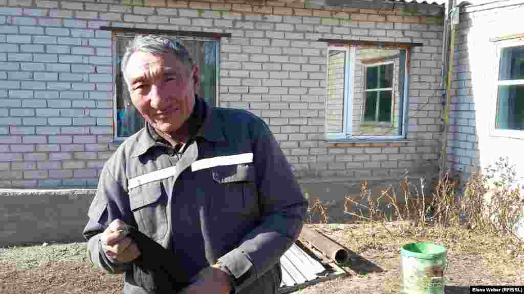 Садовое тұрғыны Ислам Әбіп ауылға журналист келгенін көріп қуанып кетті. Ол "ауылда проблема көп, оларды бұқаралық ақпарат құралдары арқылы жариялау керек" дейді. 