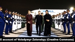 Президент України Володимир Зеленський і його дружина Олена під час прибуття до Об’єднаних Арабських Еміратів. Їх зустріла державний міністр ОАЕ з міжнародного співробітництва Рім Аль Хашімі (праворуч), 16 лютого 2025 року