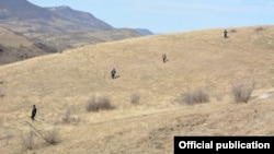 Спасатели во время поисковых работ на территории, перешедшей под контроль Азербайджана. 2021 г.