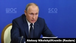 Vladimir Putin, la reședința sa din Soci, participând prin video-conferință la summitul Organizației de Cooperare de la Shanghai, 10 noiembrie 2020.