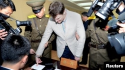 Сінді Вормбієр переконана, що її сина Отто (на фото в центрі) катували в ув’язненні, після якого він помер