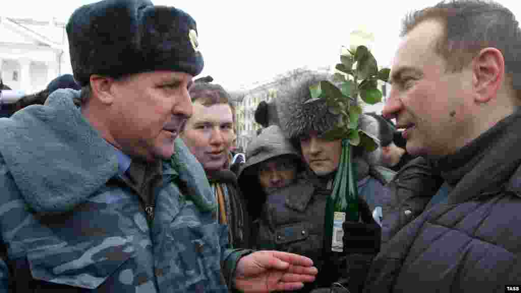 «Җинаятьчелек һәм канунсызлыкка каршы» оешма җитәкчесе Дмитрий Бердников (у) полиция хезмәткәре белән сөйләшә