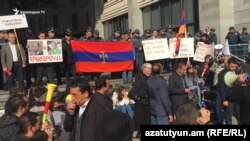 Забастовщики перед зданием министерства, Ереван, 11 ноября 2019 г.