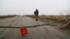 Një ushtar në rajonin Luhansk të Ukrainës, që kontrollohet nga separatistët e mbështetur nga Rusia. 