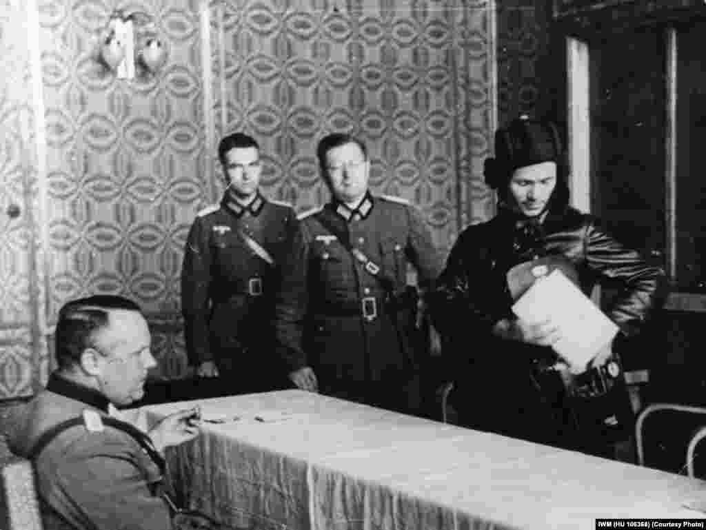 Comisarul sovietic Vladimir Borovițki se întîlnește cu ofițeri germani să discute împărțirea Poloniei între cele două armate după capturarea orașului Brest-Litovsk (astăzi Brest, în R. Belarus). 