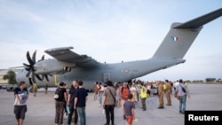 Një avion ushtarak francez, me shtetas të huaj të evakuuar nga Sudani, pas arritjes në Xhibut. 23 prill 2023.